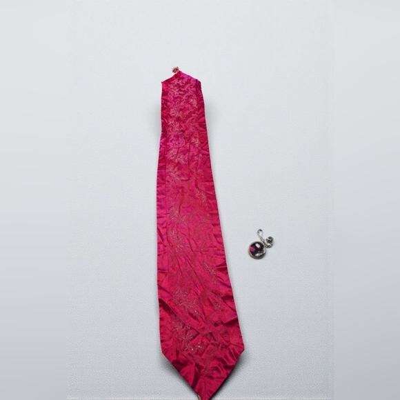 Ltd Commodities Other - Elegant Red Sparkle Table Runner (EUC)